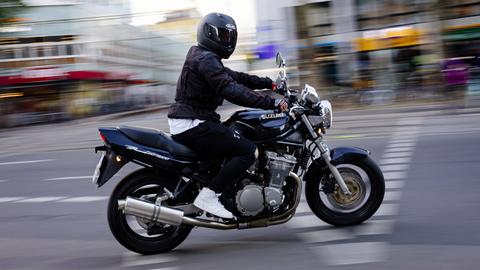 Ein Motorradfahrer fährt zu schnell