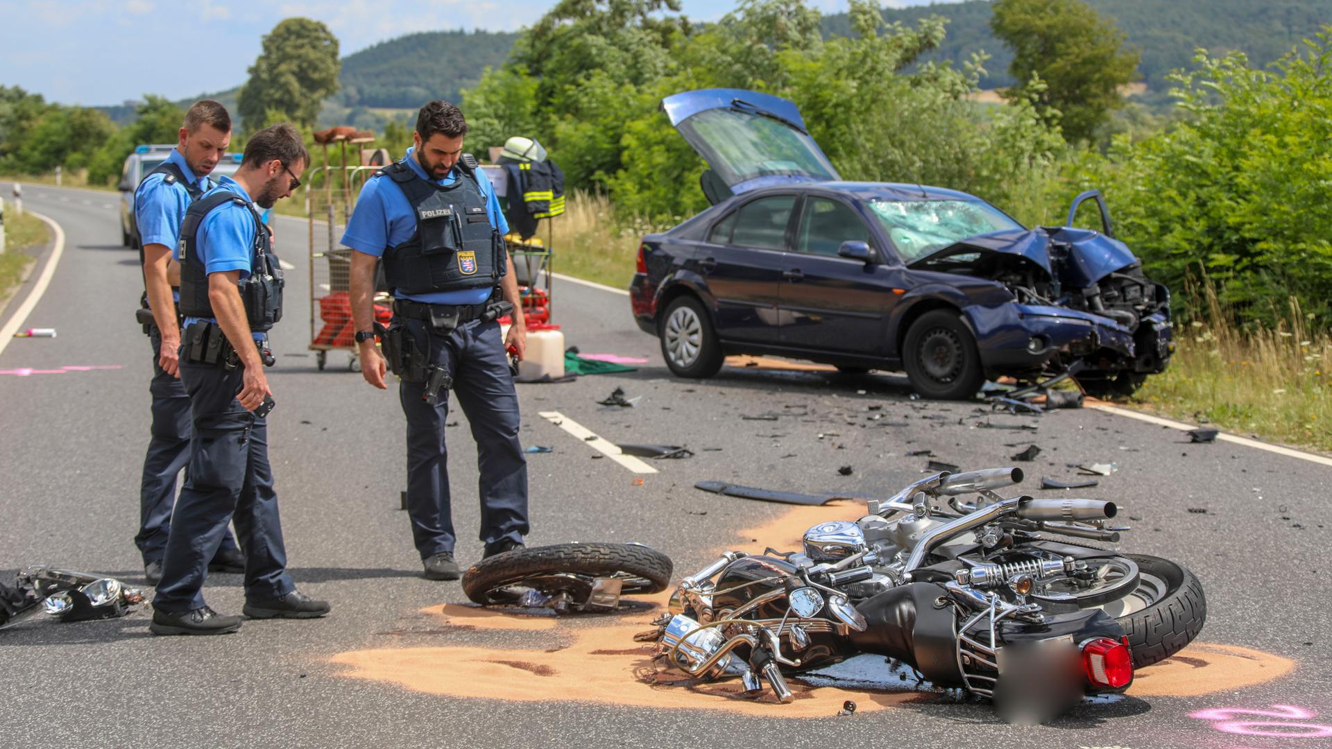Tödlicher Unfall auf B62 bei Niederaula: Motorradfahrer prallt mit