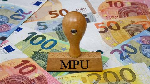 Stempel mit Aufschrift "MPU" auf Geldscheinen