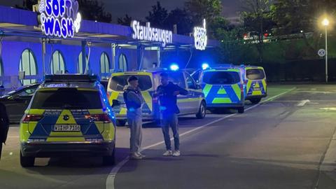 Einsatzfahrzeuge der Polizei am Main-Taunus-Zentrum.