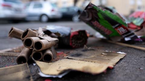 Abgebrannte Feuerwerkskörper liegen nach der Silvesternacht auf einer Straße