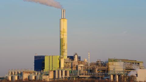 Ein fabrikgebäude mit rauchendem Schornstein