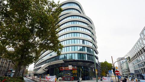 Der neue Hauptsitz, das "Kreisler"-Gebäude, liegt an der Ecke Baseler Straße/Gutleutstraße, direkt zwischen Mainufer und Hauptbahnhof.