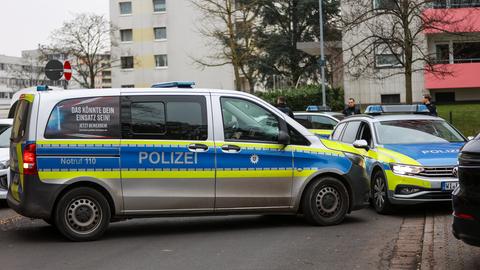 Polizisten beim Einsatz in Neu-Isenburg.