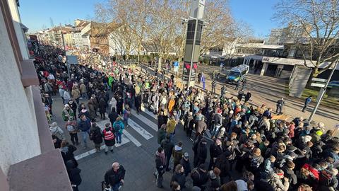 Anti-AfD-Demo mit rund 10.000 Teilnehmenden aus der Vogelperspektive aus einem Haus heraus fotografiert