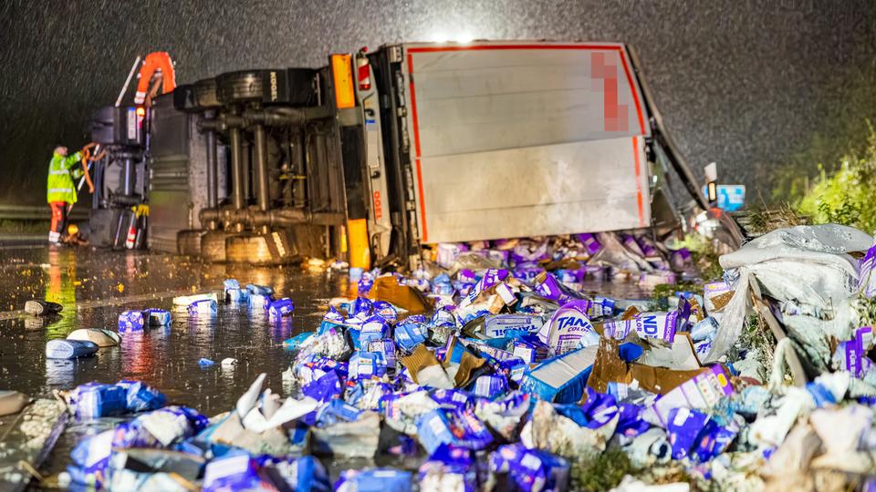 Umgekippter Lkw auf der A3, davor Waschmittelverpackungen