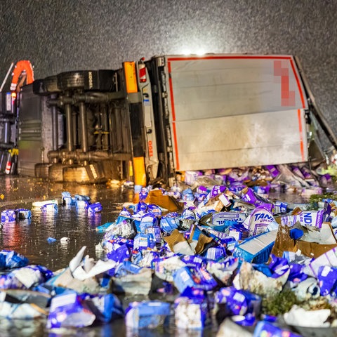 Umgekippter Lkw auf der A3, davor Waschmittelverpackungen