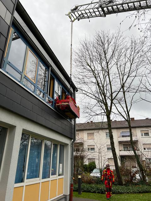 Feuerwehrkran hält Nikolaus-Schlitten vor Krankenhausfenster