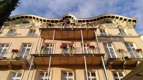 Fassade eines Hauses in Bad Homburg - mit floralen Elementen und bepflanzten Blumenkästen