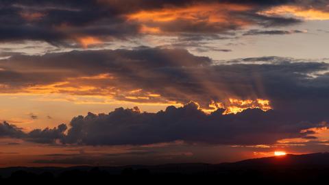 Sonnenuntergang über dem Taunus bei Wiesbaden 