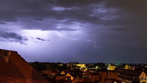 Ein Blitz in der Nacht zum Sonntag über der Altstadt von Oberursel.