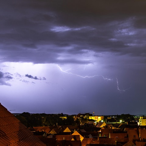 Ein Blitz in der Nacht zum Sonntag über der Altstadt von Oberursel.