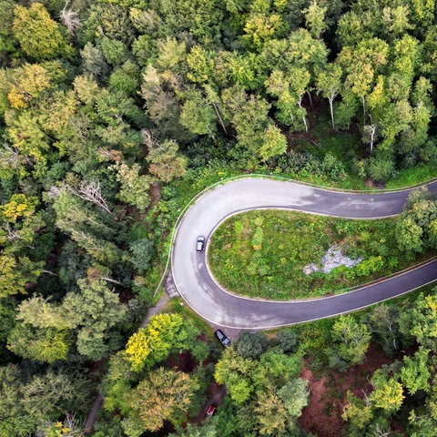 Eine Haarnadelkurve schlängelt sich durch den Odenwald (Drohnenaufnahme)