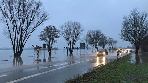 Hochwasser-Lage am Rhein verschärft | hessenschau.de ...