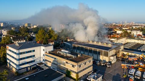 Rauchsäule über Offenbach: In einer Lagerhalle hat es gebrannt.