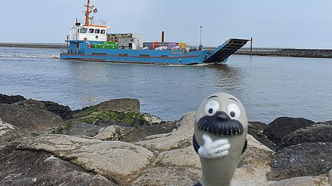 Eine Onkel-Otto-Figur vor einem Schiff