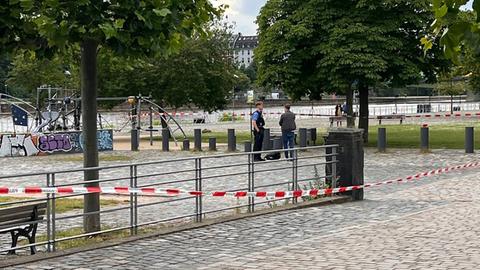 Der Tatort am Mainufer, abgesperrt mit Flatterband.