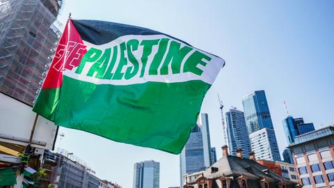 Eine Flagge mit der Aufschrift "Free Palestine" flattert beim Kulturfest des Vereins Palästina im Wind. 