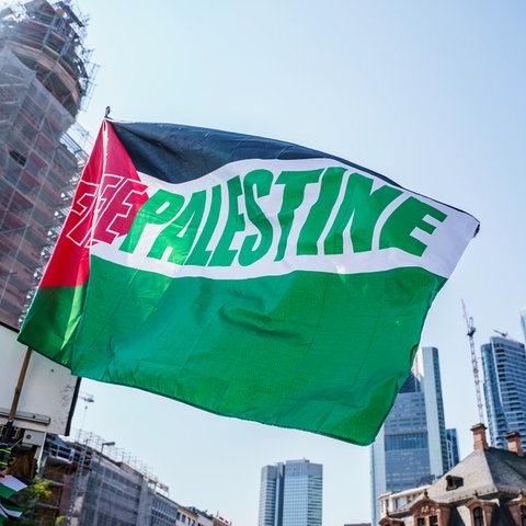 Eine Flagge mit der Aufschrift "Free Palestine" flattert beim Kulturfest des Vereins Palästina im Wind. 