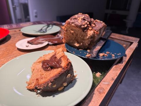 Ein Stück Panettone mit Schoki