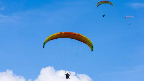 Paraglider am Himmel