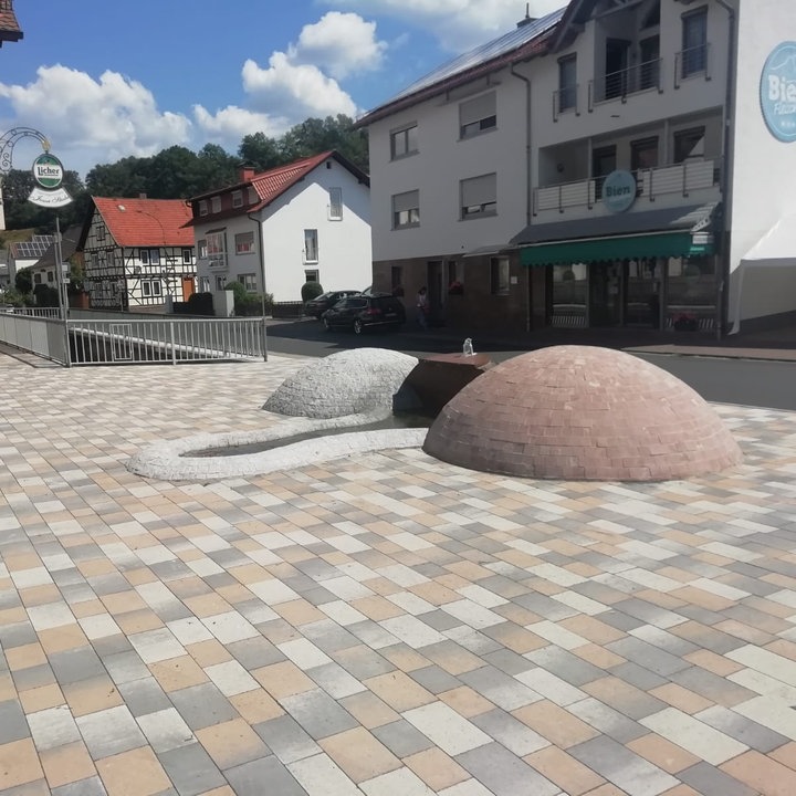 Darum Steht Plotzlich Ein Penis Brunnen Im Spessart Hessenschau De Panorama