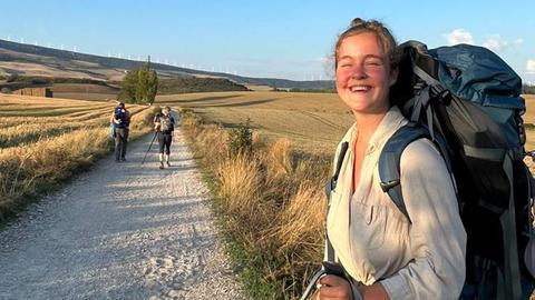 Charlotte Claudi mit Wanderstock auf dem Jakobsweg.