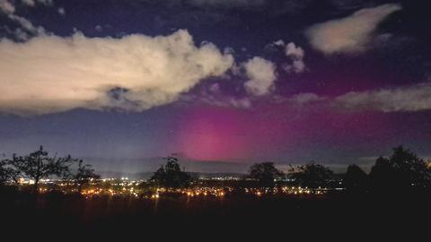 Auch in Bad Vilbel gab es Polarlichter zu bestaunen. hessenschau.de-Nutzer Frank Burgmann hat das Schauspiel mit der Kamera festgehalten. 