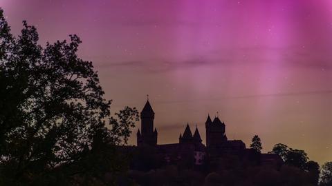 "Polarlichter über Schloss Braunfels", schreibt hessenschau.de-Nutzer Axel Junker zu seinem Foto aus der Nacht in Braunfels (Lahn-Dill). 