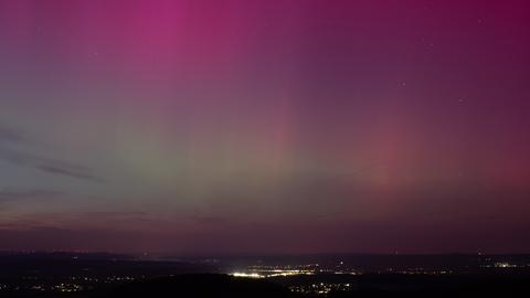 Polarlichter strahlen über dem Himmel. 