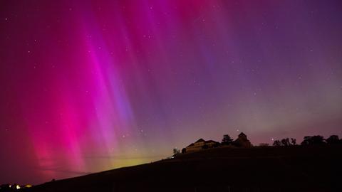 Pink präsentierten sich die Polarlichter über Schloss Johannisberg in Geisenheim (Rheingau-Taunus). 