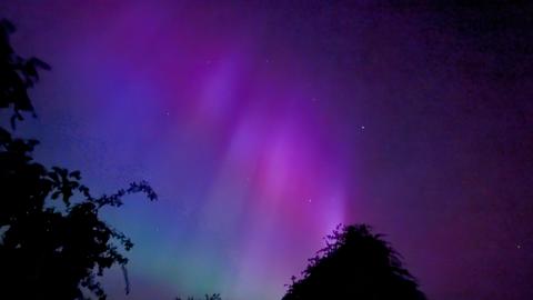 Polarlichter Gelnhausen leuchten lila. 