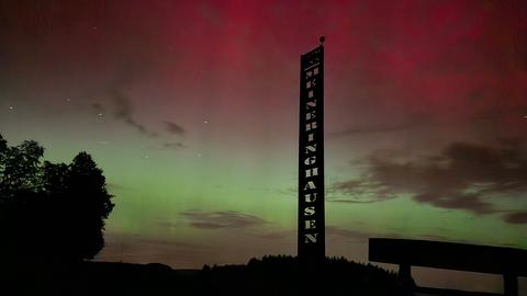 Hier leuchten die Polarlichter über dem Korbacher Stadtteil Meineringhausen.