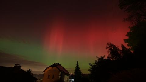 hessenschau.de-Nutzer Thorsten Gieße hat neute Nacht in seinem Garten un Melsungen gesessen und von dort aus die Polarlichter beobachtet.