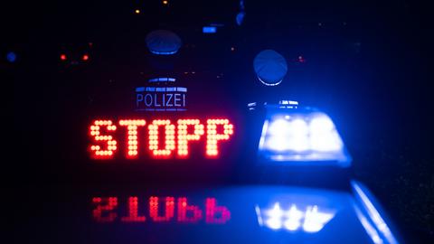 Das Wort "Stopp" ist auf dem Dach eines Polizeiwagens zu lesen.