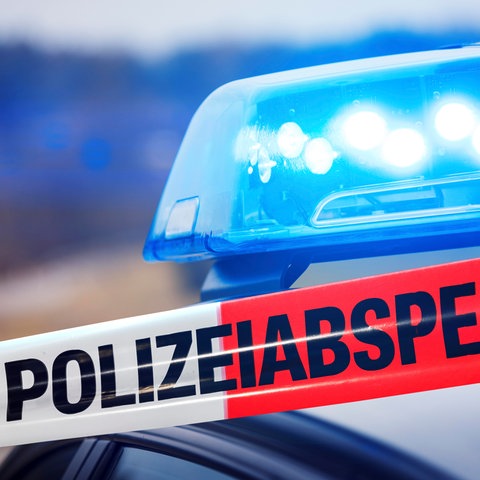 Blaulicht und Schriftzug "Polizeiabsperrung"