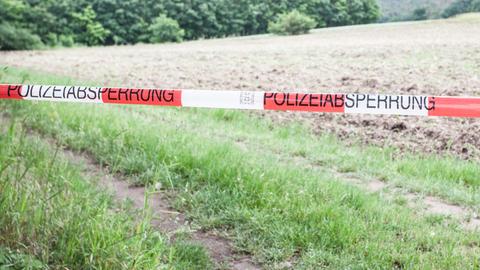 Weiß-rotes Band mit Schriftzug "Polizeiabsperrung"