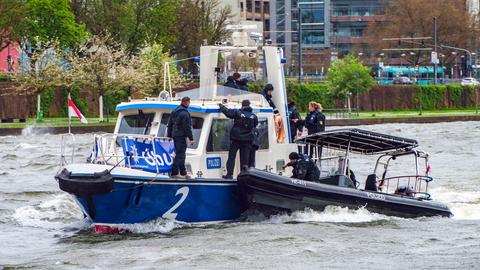 Das Schlauchboot HE-411 legt zum Übersteigen von Beamten an das Streifenboot HE 2 der Wasserschutzpolizei Frankfurt an.