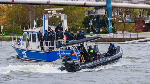 Das Schlauchboot HE-411 (r) und das Streifenboot HE 2 der Wasserschutzpolizei Frankfurt fahren bei einer Übung auf dem Main.