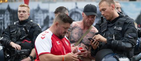 Polizisten zeigen dänischen Fans den Weg