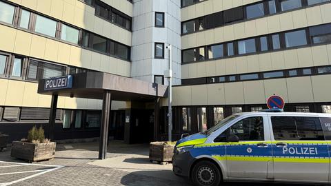 Ein Polizeistreifenfahrzeug steht vor der Polizeistation Hanau. 