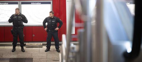 Polizeibeamte in einer S-Bahnstation