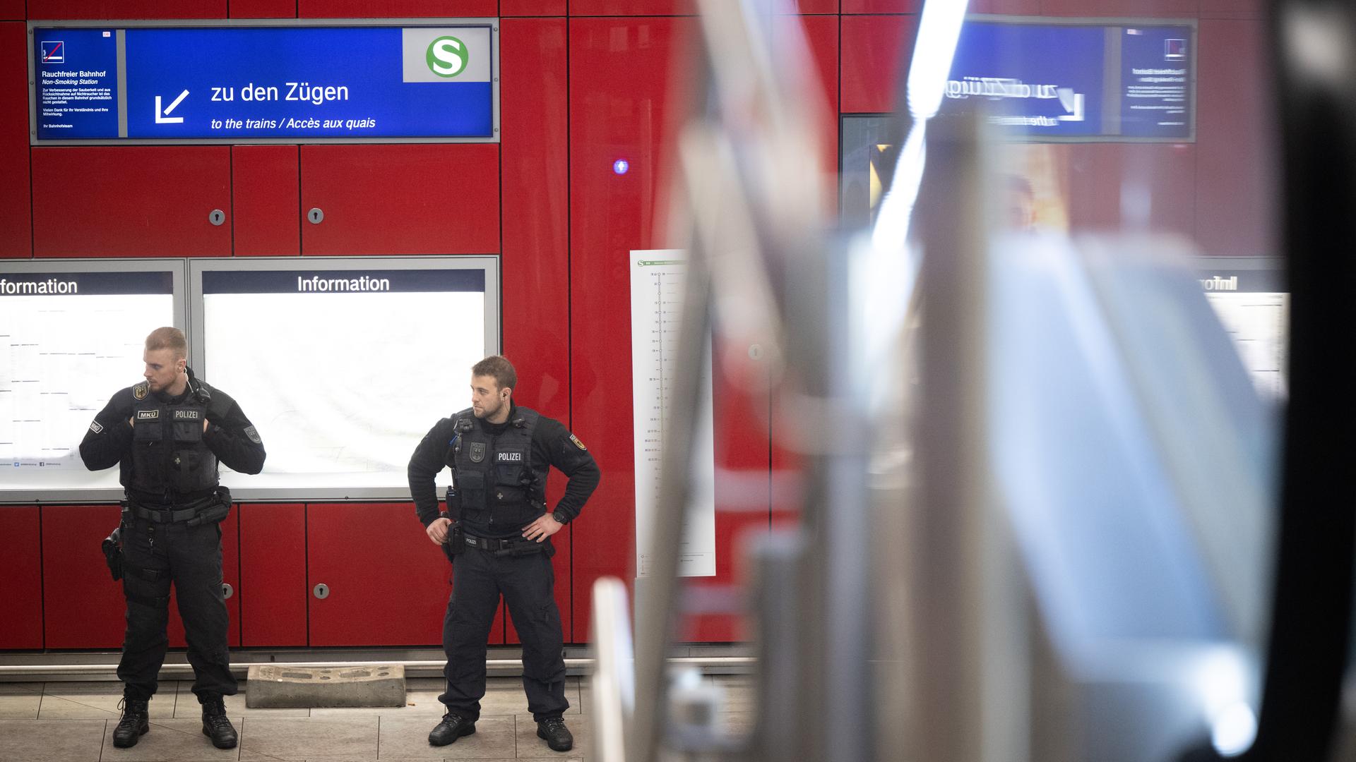 Messerangriff Auf Kontrolleure In Frankfurt: Polizei Wertet Videos Aus ...