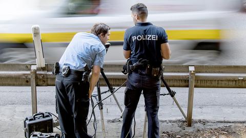 Polizeibeamte im Einsatz beim Aufbau einer Blitzanlage