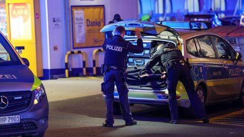 Polizisten am Main-Taunus-Zentrum in Sulzbach