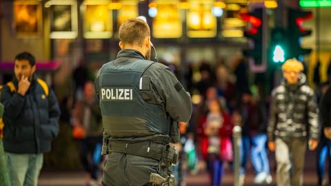 Polizisten am Main-Taunus-Zentrum in Sulzbach