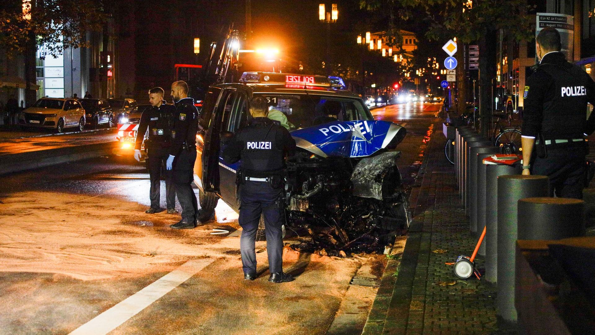 Frankfurt: Fünf Polizisten bei Unfall mit Einsatzwagen verletzt