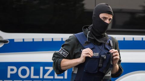 Polizist Polizei Sujet vermummt Flughafen Frankfurt Durchsuchung