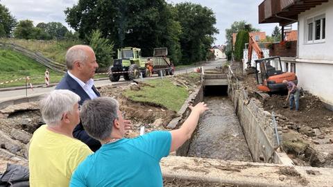 Roman Poseck trifft Bewohner in Gottsbüren