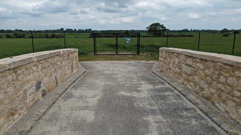 Das Tor zum Naturschutzgebiet ist verschlossen.